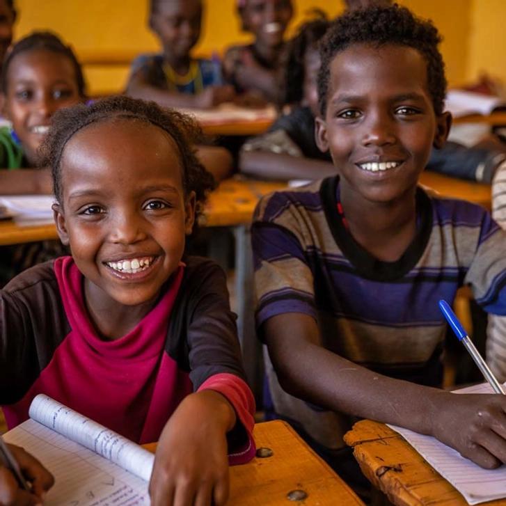 Jeunes élèves souriants — le talent brut